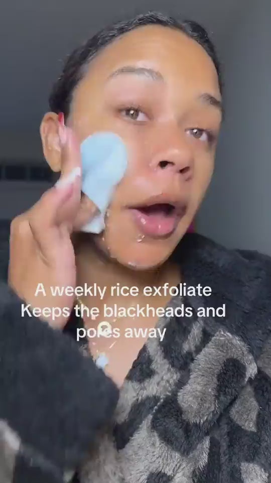 Customer using LummaSculpt exfoliating scrub pads